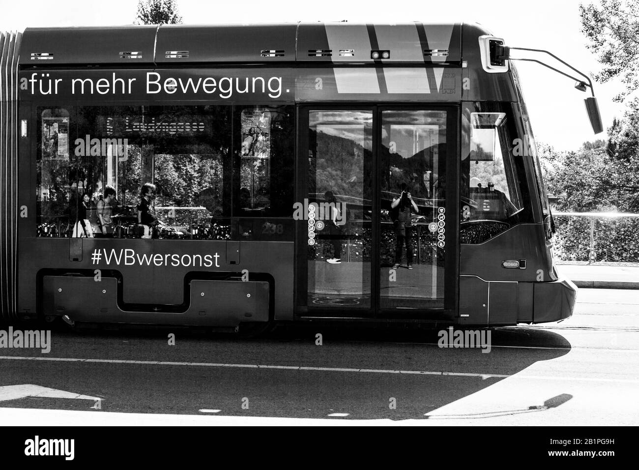 Graz/Austria - Agosto 2019: Riflessione In Vetro Su Una Finestra Di Tram Foto Stock