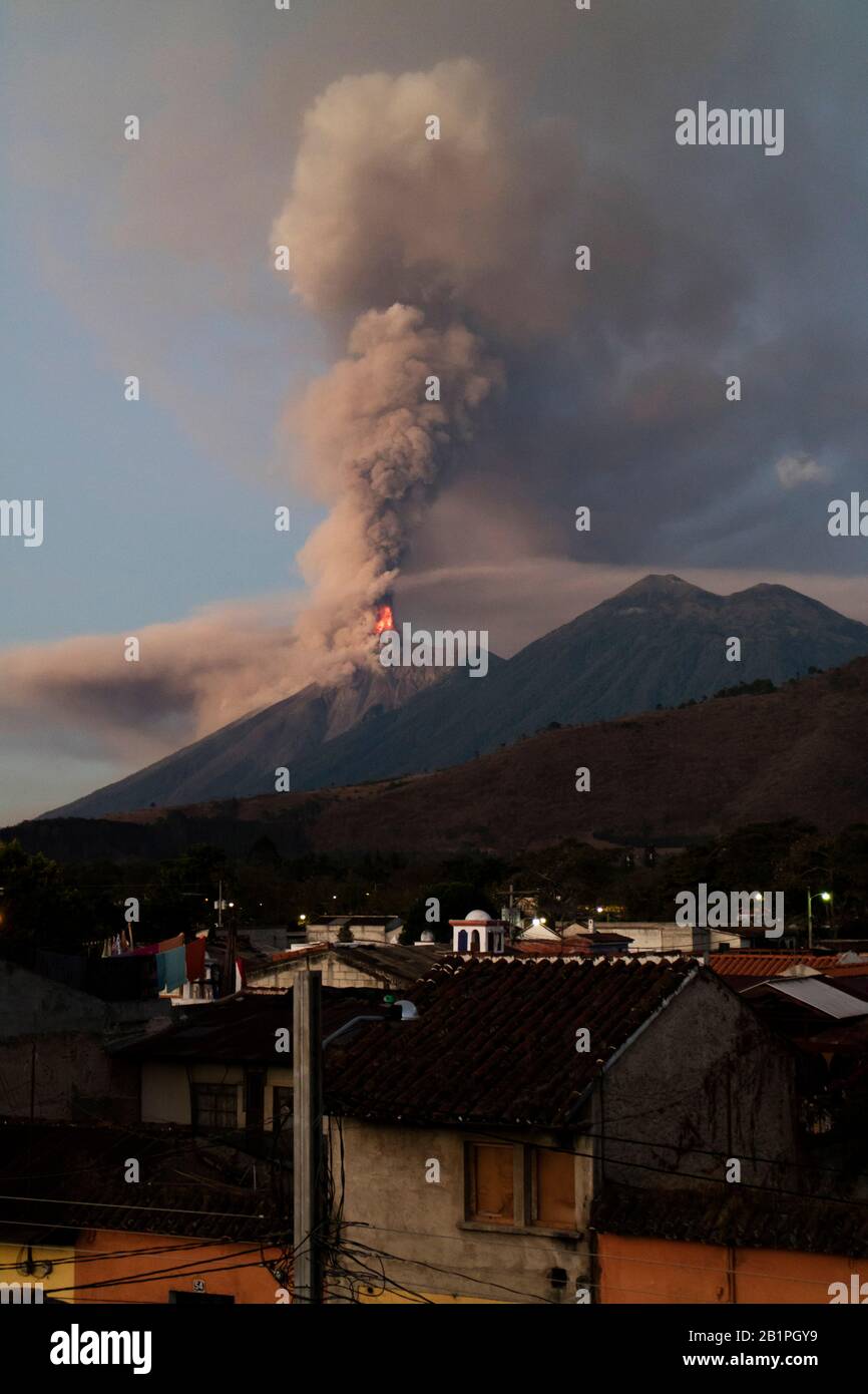 Volcán de Fuego è in eruzione il 1st febbraio 2018, visto da Antigua City, Sacatepequez, Guatemala Foto Stock