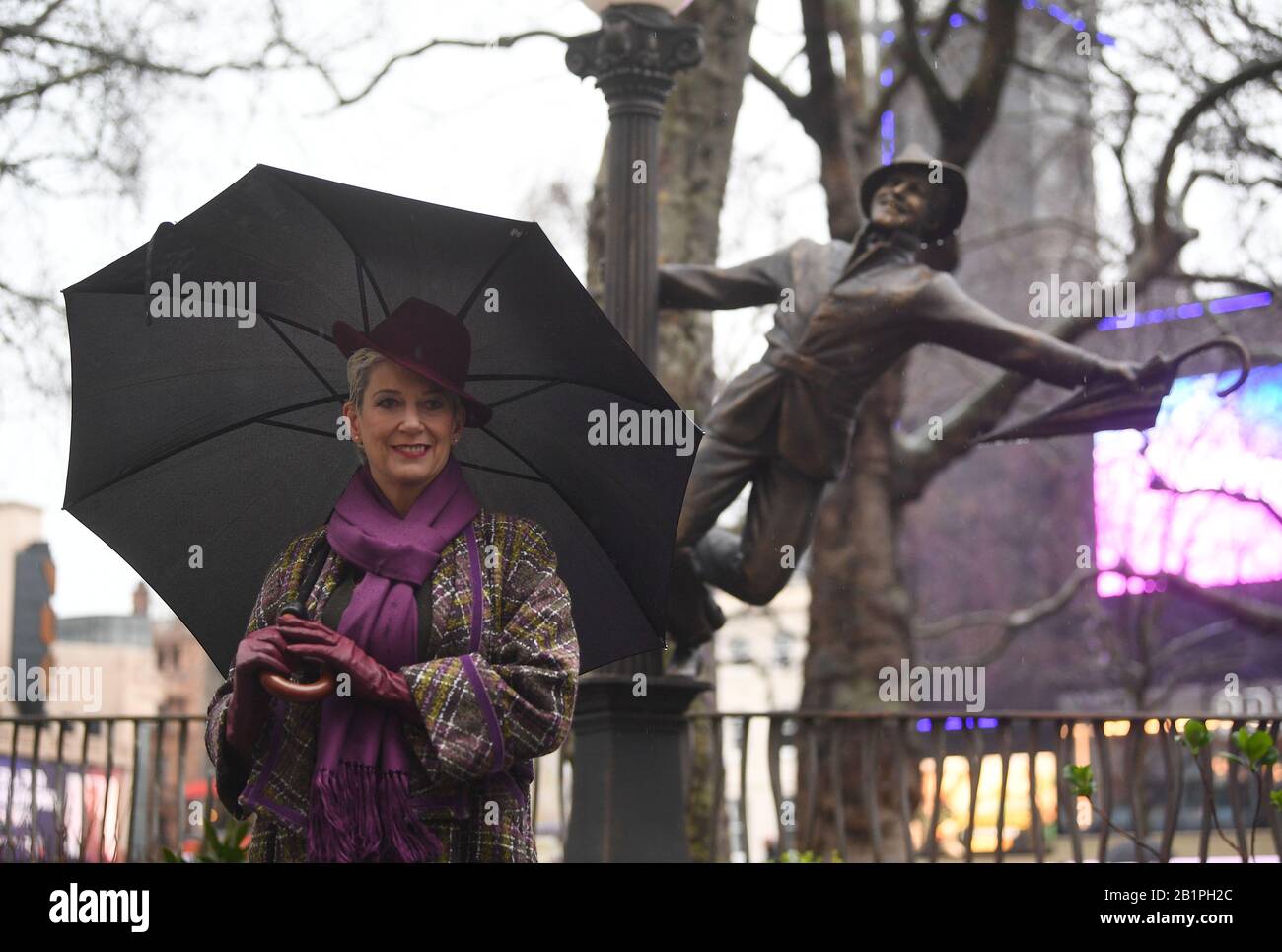 Patricia Ward, vedova di Gene Kelly, accanto a una statua della leggenda di Hollywood, mentre frequenta Le Scene Del percorso della statua di Square, svelando a Leicester Square, Londra. Foto Stock