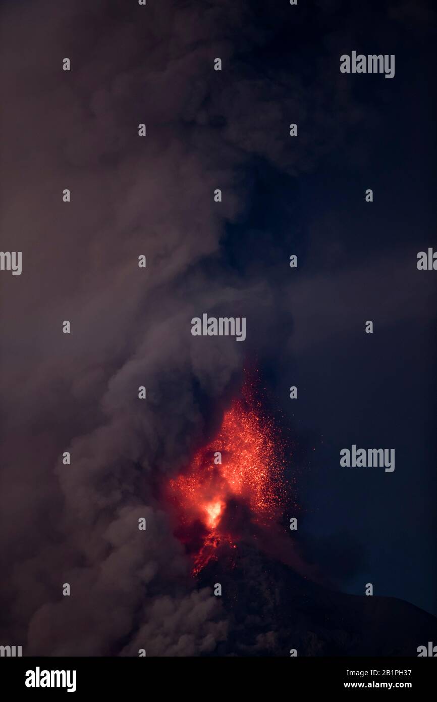Volcán de Fuego è in eruzione il 1st febbraio 2018, visto da Antigua City, Sacatepequez, Guatemala Foto Stock