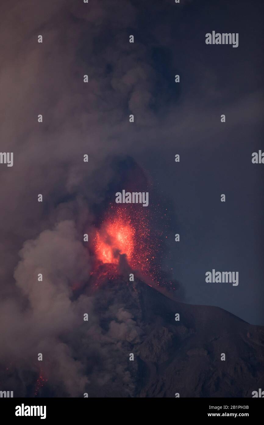 Volcán de Fuego è in eruzione il 1st febbraio 2018, visto da Antigua City, Sacatepequez, Guatemala Foto Stock