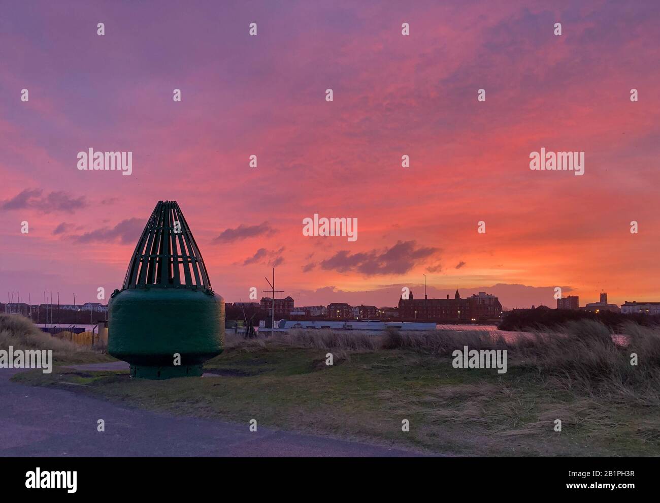 Bagliore pre-alba sul lago marino, Southport Foto Stock