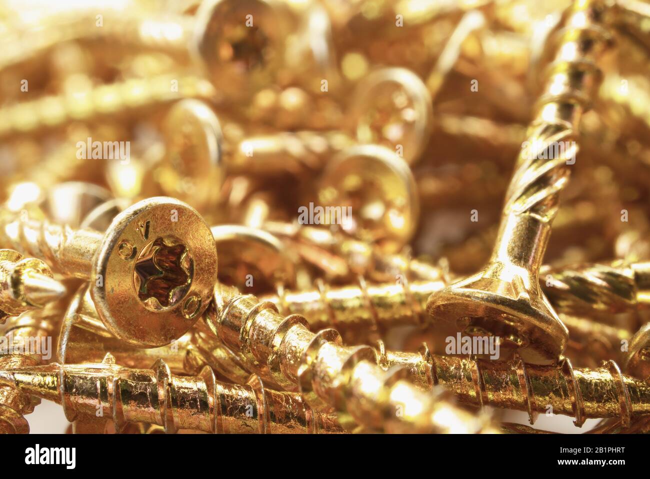 Le viti Torx si chiudono. Viti oro per legno, truciolare o compensato con testa Torx. Soft focus Foto Stock