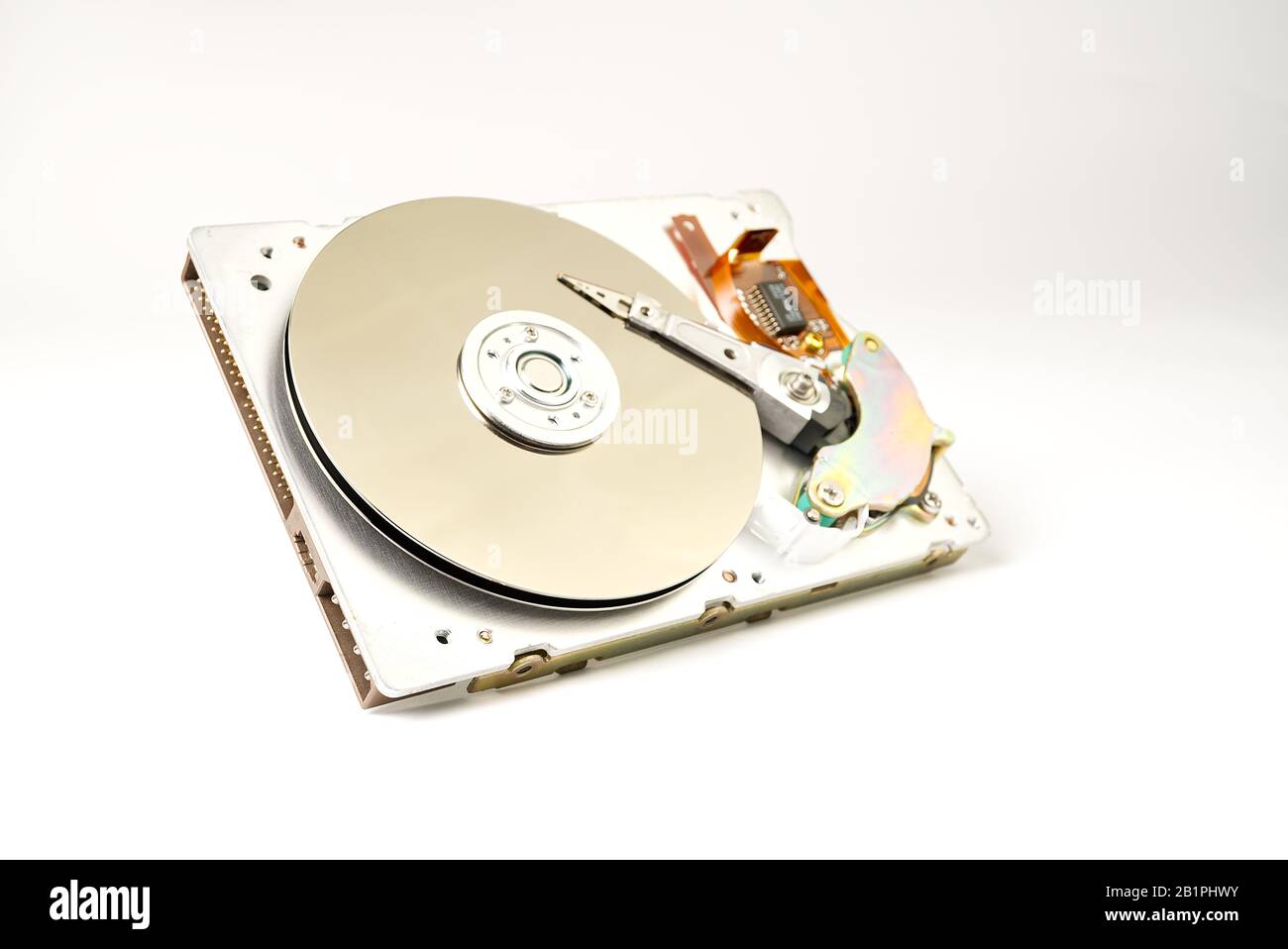 HDD - disco rigido SATA da 3,5" isolato su bianco. Disco rigido smontato dal computer vicino con spazio di copia Foto Stock
