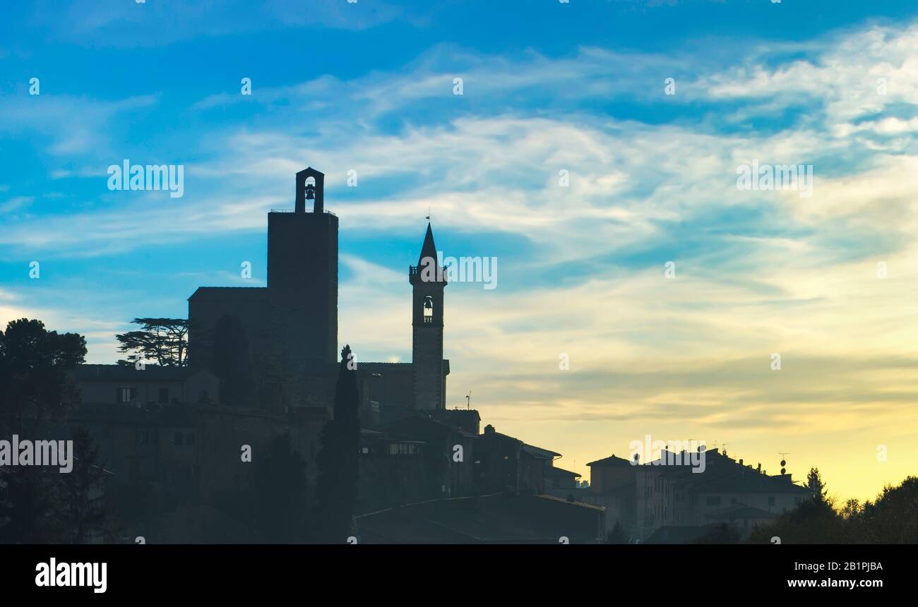 Vinci Village, il luogo di nascita di Leonardo, skyline silhouette al tramonto. Firenze, Toscana Italia Europa Foto Stock