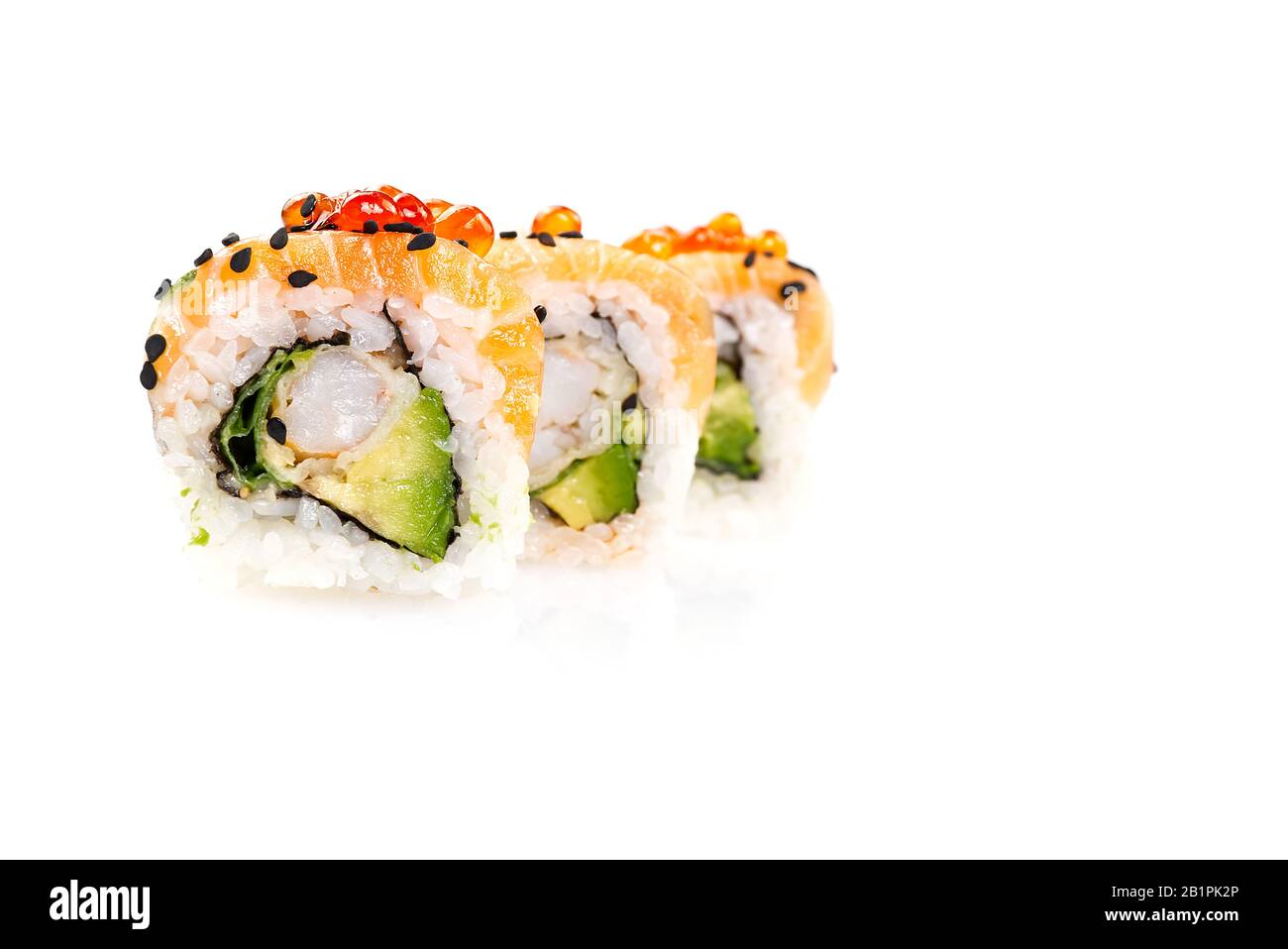 sushi tradizionale giapponese. tempura sushi maki con gamberi e avocado isolato su sfondo bianco Foto Stock