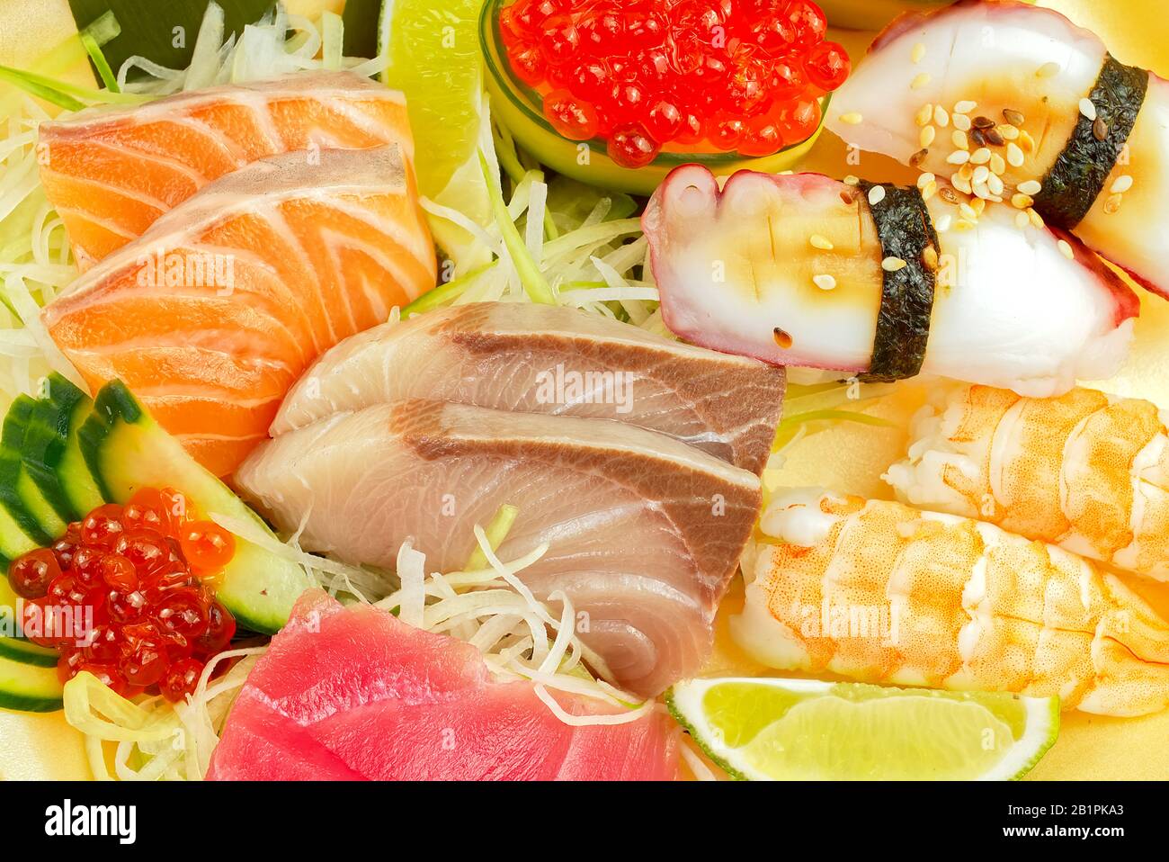 sushi tradizionale giapponese, nigiri, sashimi, tonno e salmone. deliziosa cena o pranzo per una persona. primo piano Foto Stock