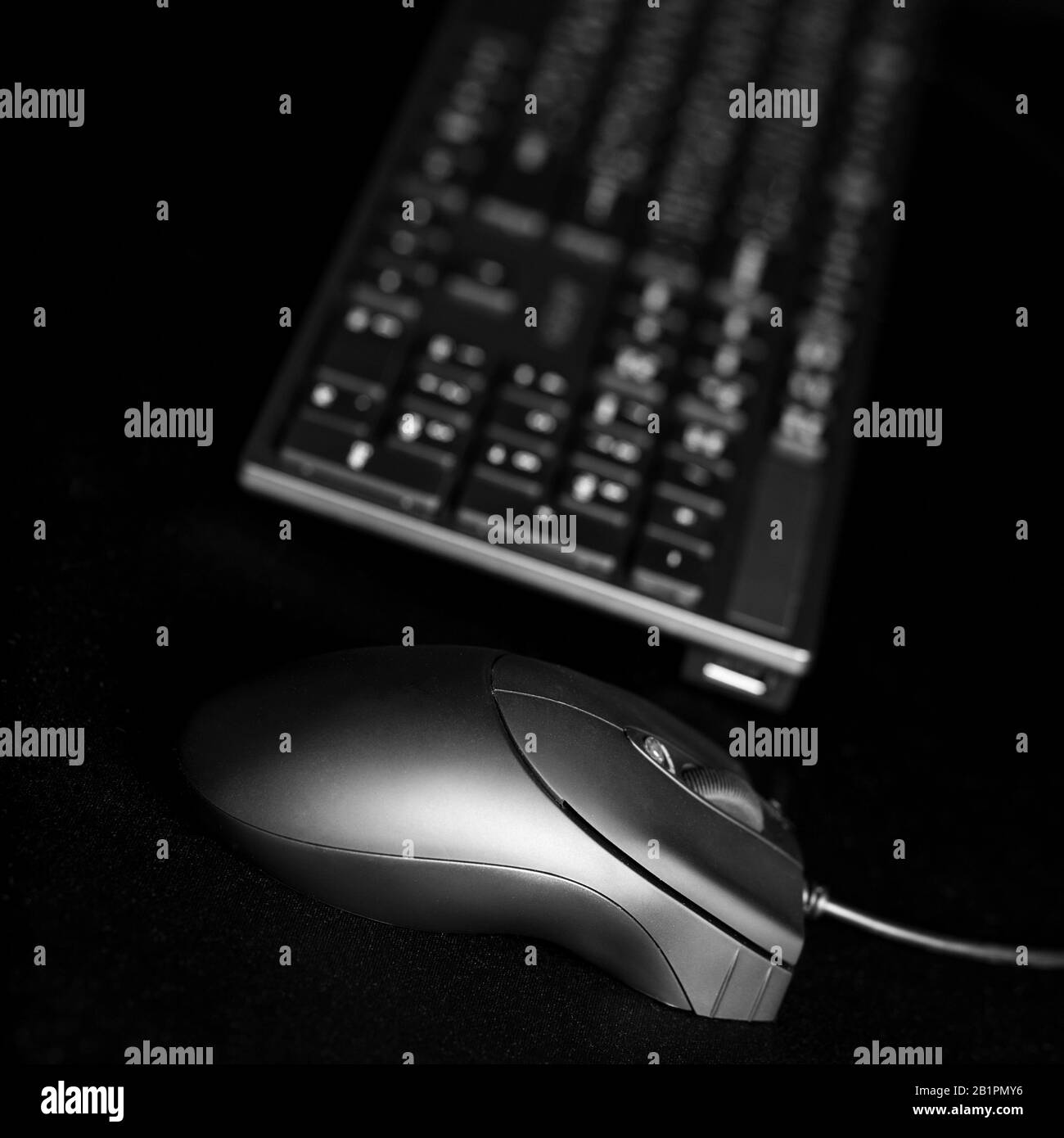 Mouse E Tastiera Su Sfondo Nero Strumenti Di Gioco Per Pc Tastiera Per Giochi E Mouse Con Un Tasto Basso Foto Stock Alamy