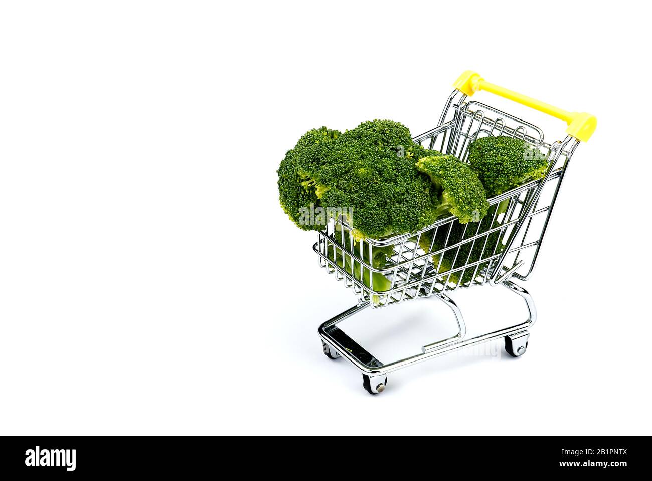 Broccoli in un carrello, Isolato su sfondo bianco. Foto Stock