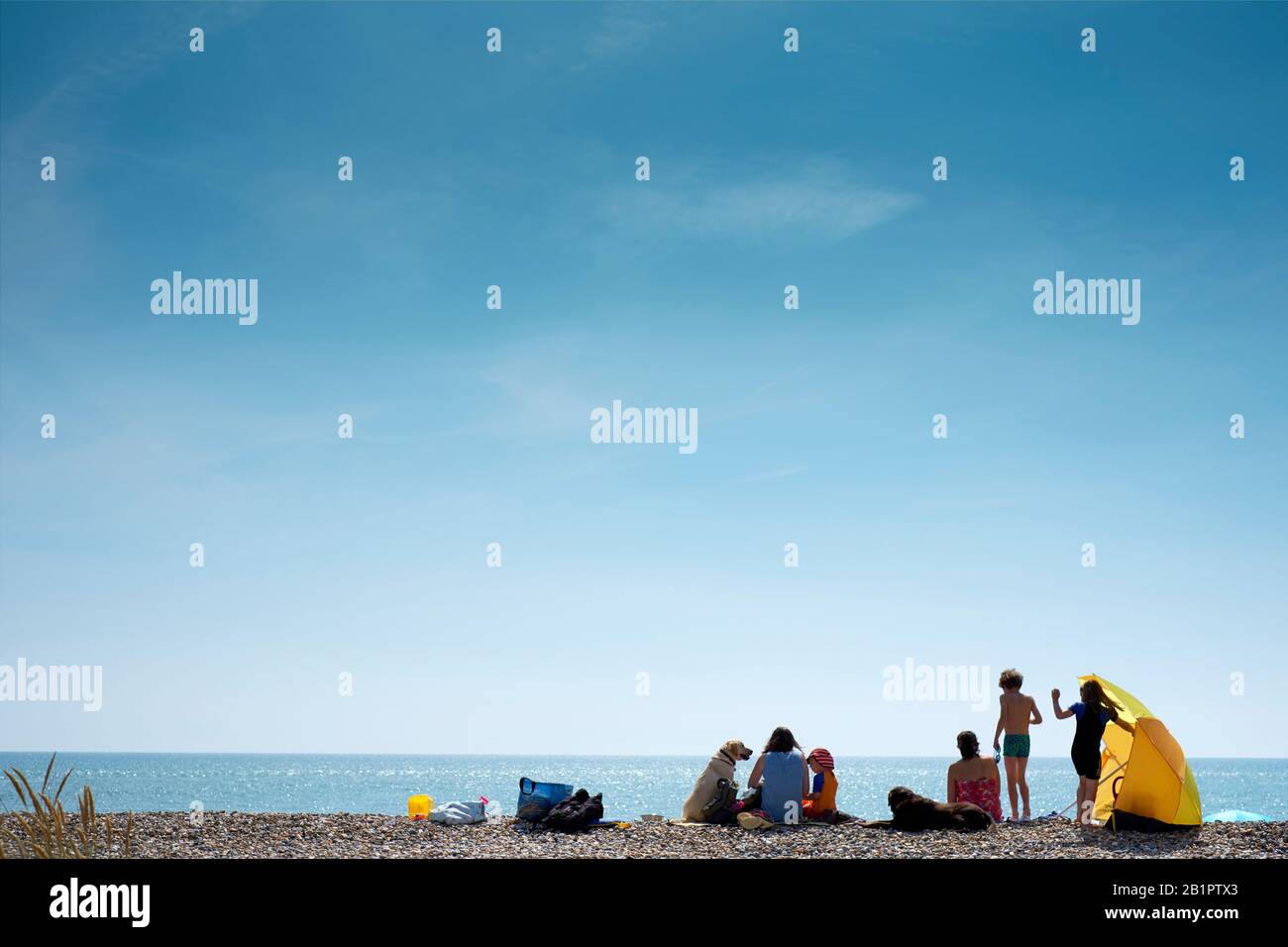 Una vacanza in spiaggia con la famiglia in una giornata estiva al mare, sulla costa inglese - Inghilterra staycation estate vacanza sulla spiaggia sfondo con spazio copia Foto Stock