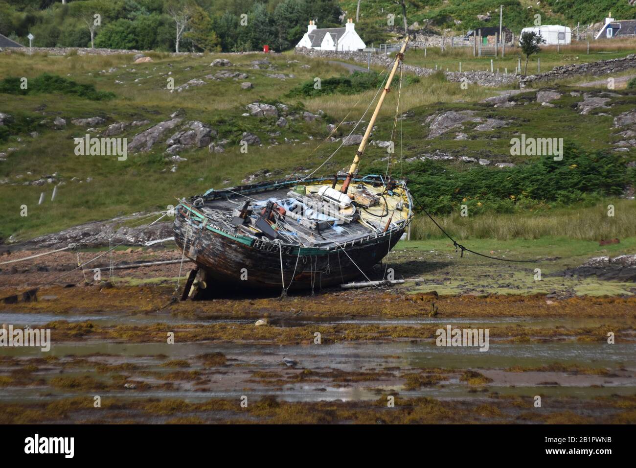 Vecchia barca con bassa marea vicino a Applecross Foto Stock