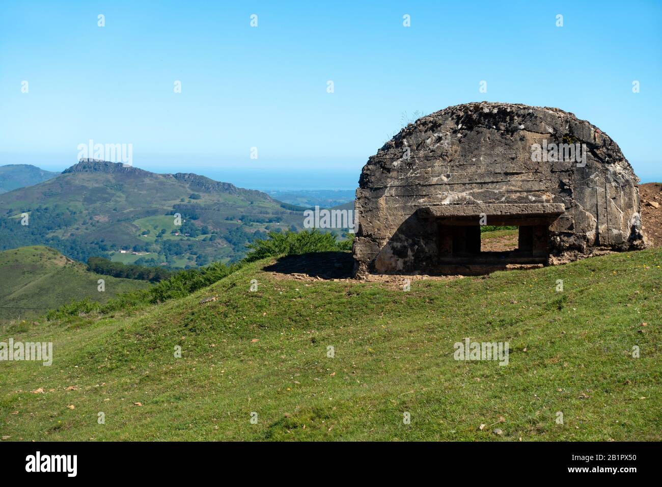 Vecchio bunker sulla linea P (linea Pirenei) costruito dal dittatore Franco per impedire un'invasione da France.Navarra.Vasque country.Spain Foto Stock