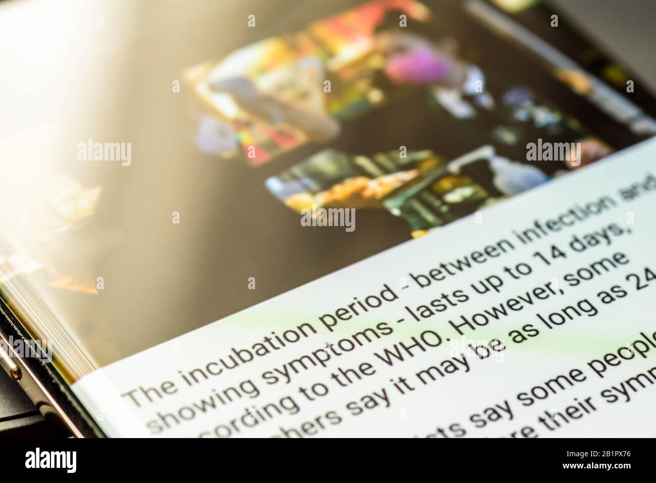 Testo sul periodo di incubazione del coronavirus sullo schermo dello smartphone - Northampton, Regno Unito - 25 febbraio 2020 Foto Stock