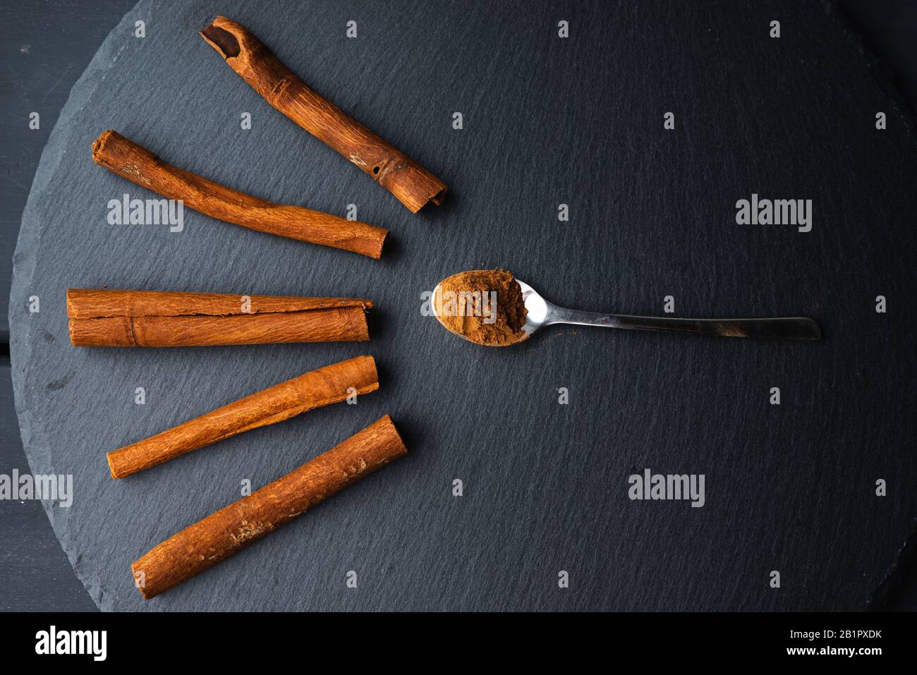 spezie alla cannella su un cucchiaino da tè Foto Stock