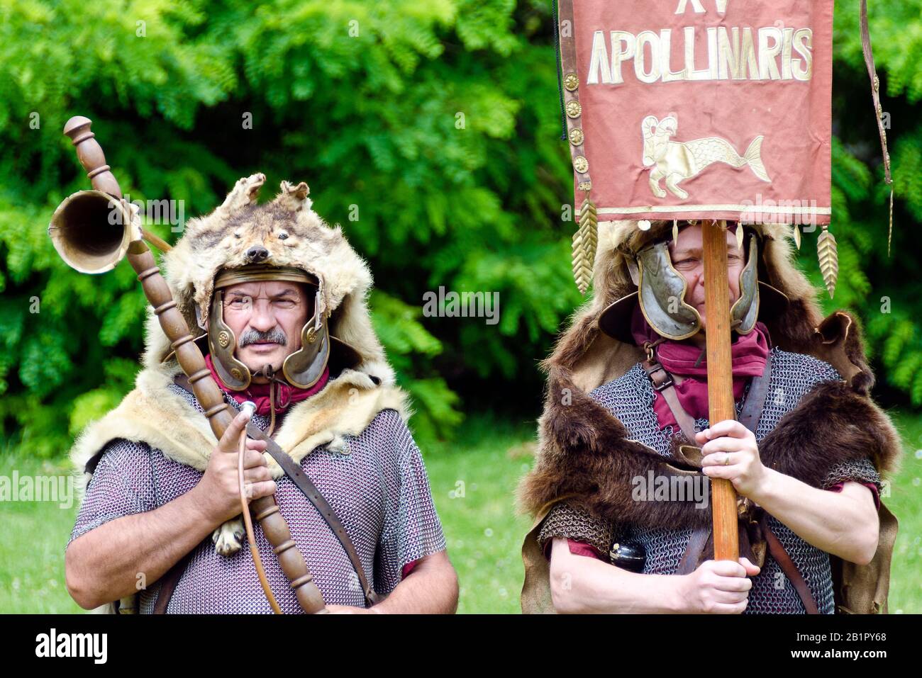 Reenattori che rappresentano un hornblower e un portabandiera della Legio XV Apollinaris Ungheria alla festa romana di Carnuntum, Austria Foto Stock