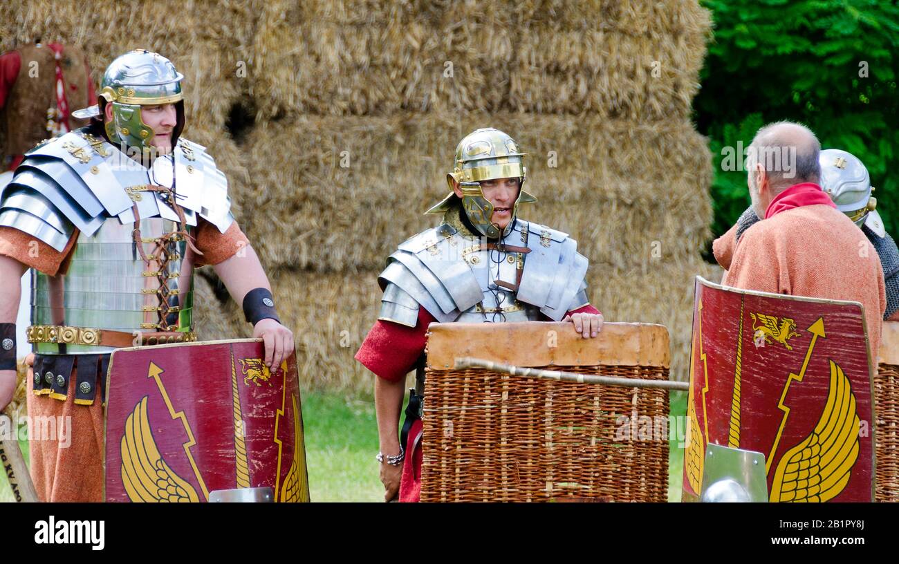 Reenactors che mostra la perforazione di legionari romani alla festa romana di Carnuntum, Austria Foto Stock