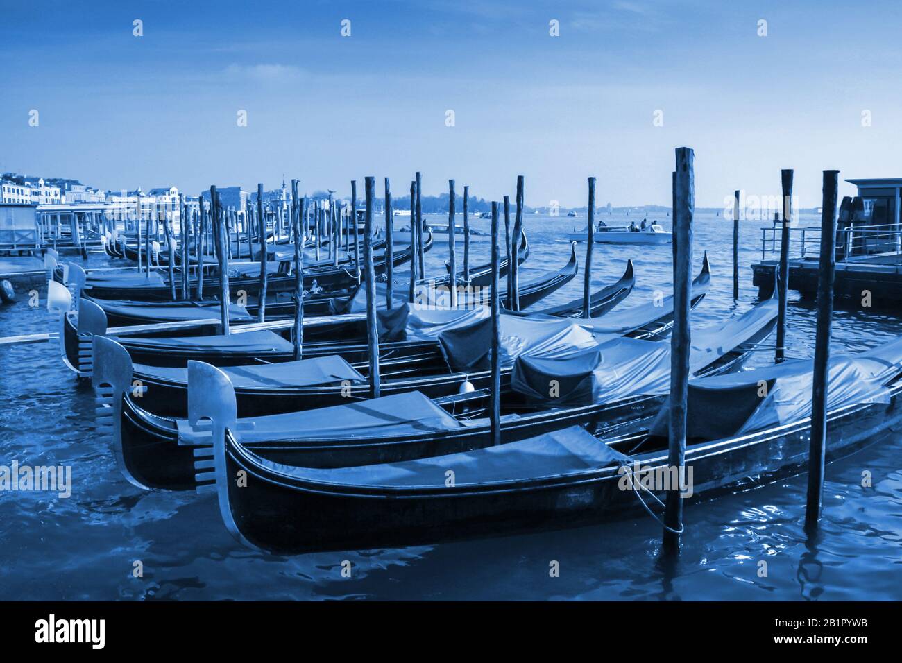 Gondole ormeggiate di fronte a Piazza San Marco a Venezia. Classico Pantone blu 2020 anno colore. Foto Stock