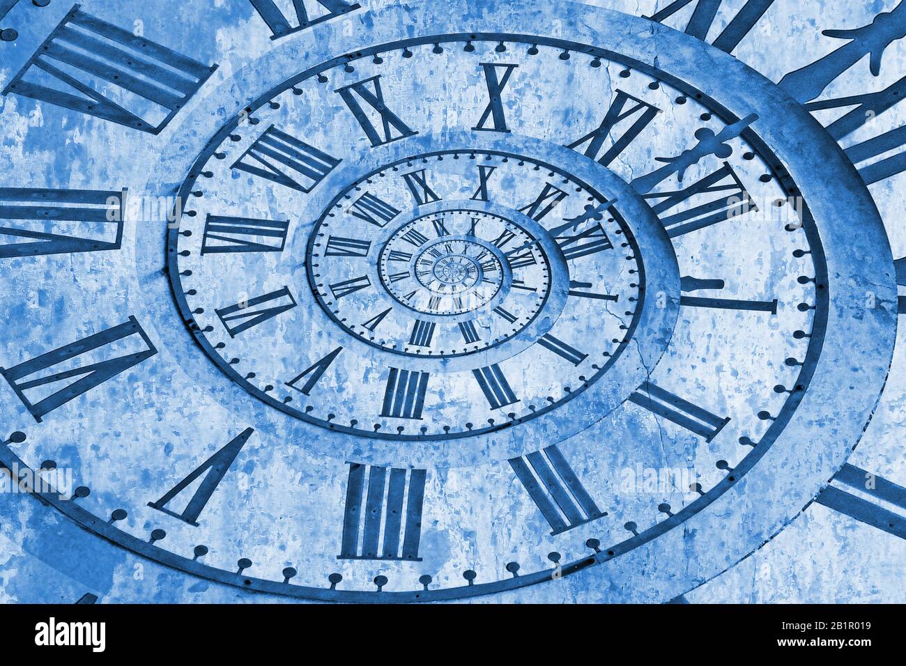 Vecchio orologio della chiesa in effetto drost. Classico Pantone blu 2020 anno colore. Foto Stock