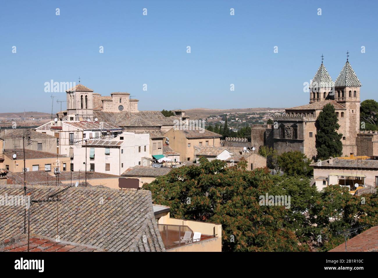 Skyline della città vecchia di Toledo, Spagna con le prominenti torri del cancello di Bisagra sulla destra Foto Stock