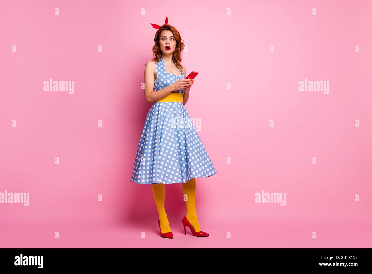 Profilo completo del corpo foto di bella donna elegante tenere le mani del  telefono a bocca aperta leggere cattive notizie indossare fascia vestito  punteggiato calze alto-talloni Foto stock - Alamy