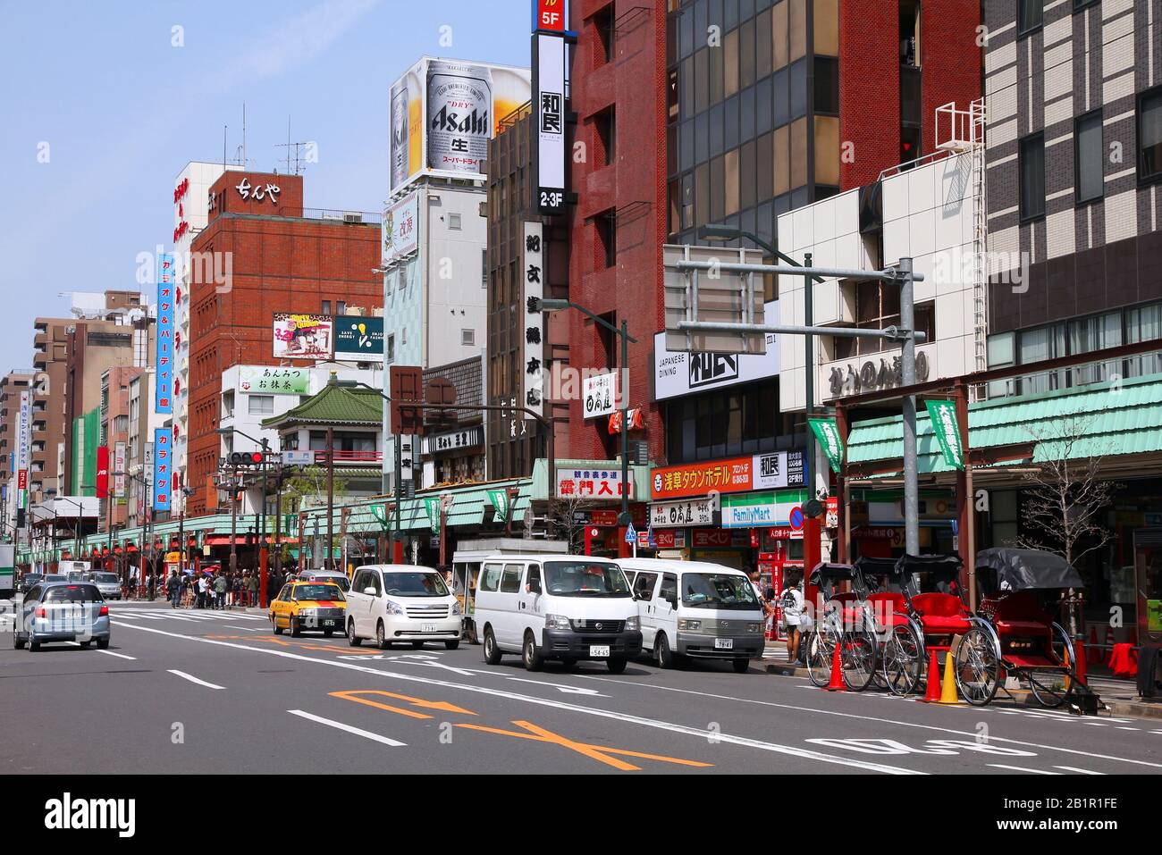 TOKYO, Giappone - 13 Aprile 2012: la gente guida nel quartiere di Asakusa, Tokyo. Asakusa è uno dei più antichi quartieri di Tokyo, la città capitale e la più grande urba Foto Stock
