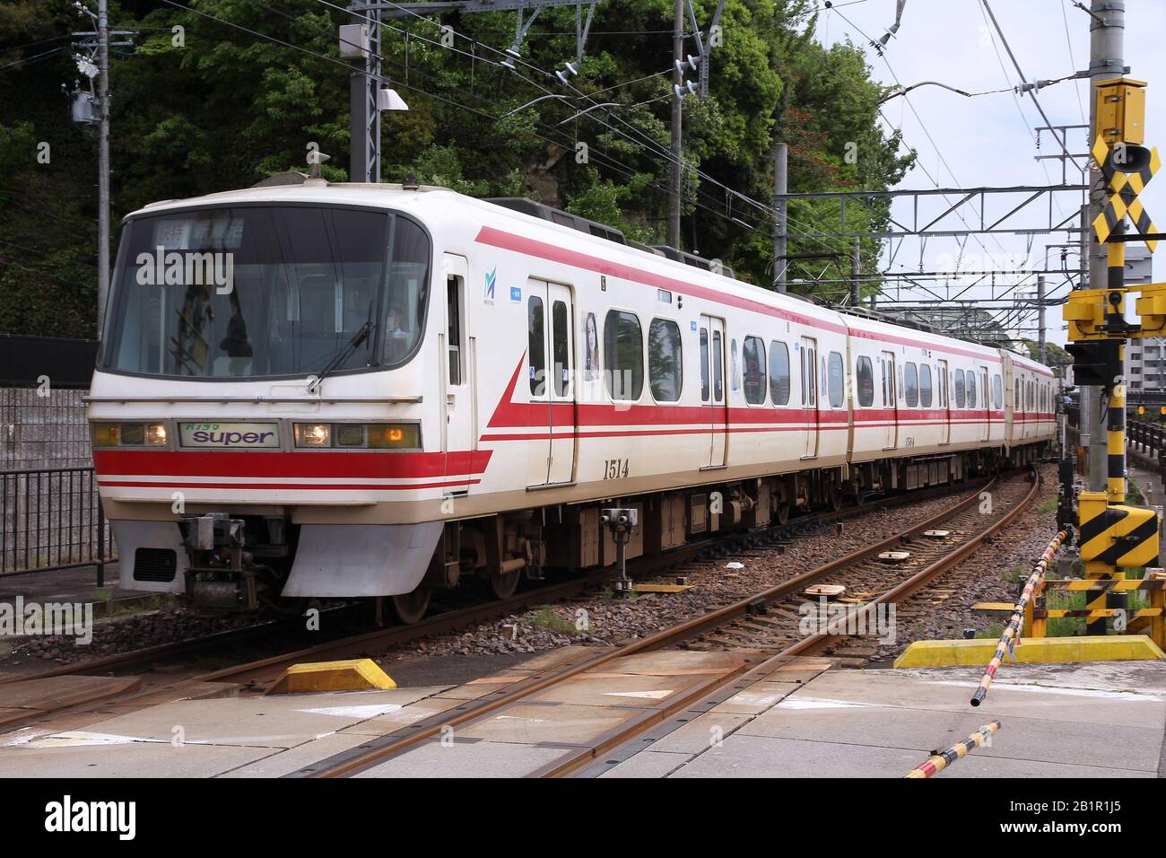 INUYama, GIAPPONE - 3 MAGGIO 2012: Meitetsu Limited Express viaggia sulla linea Inuyama in Giappone. Più di 57.000 persone viaggiano quotidianamente su questa linea (dati 2008) Foto Stock