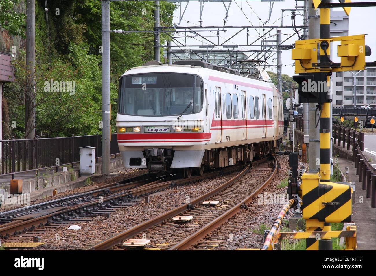 INUYama, GIAPPONE - 3 MAGGIO 2012: Meitetsu Limited Express Series 1000 viaggia sulla linea Inuyama in Giappone. Su questa linea viaggiano più di 57.000 persone al giorno Foto Stock