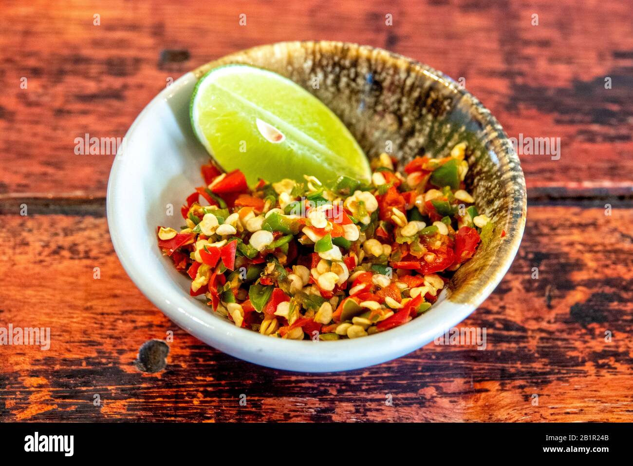 Chili utilizzato come contorno della cucina tradizionale tailandese Foto Stock