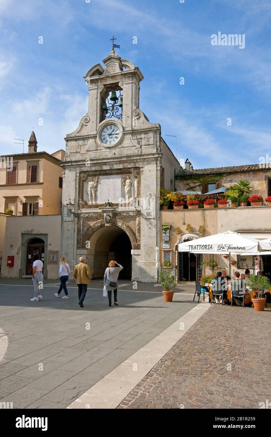 Piazza del comune di Sutri con torre dell'orologio, Lazio, Italia Foto Stock