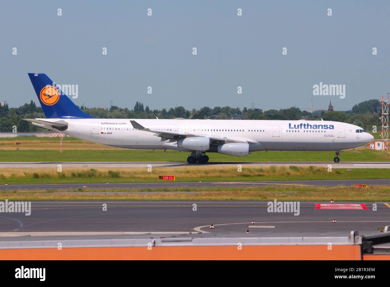 Dusseldorf, GERMANIA - 8 LUGLIO 2013: Lufthansa Airbus A340 all'aeroporto di Dusseldorf, Germania. Nel 2012 il Gruppo Lufthansa ha trasportato oltre 103 milioni di passeggeri. Foto Stock