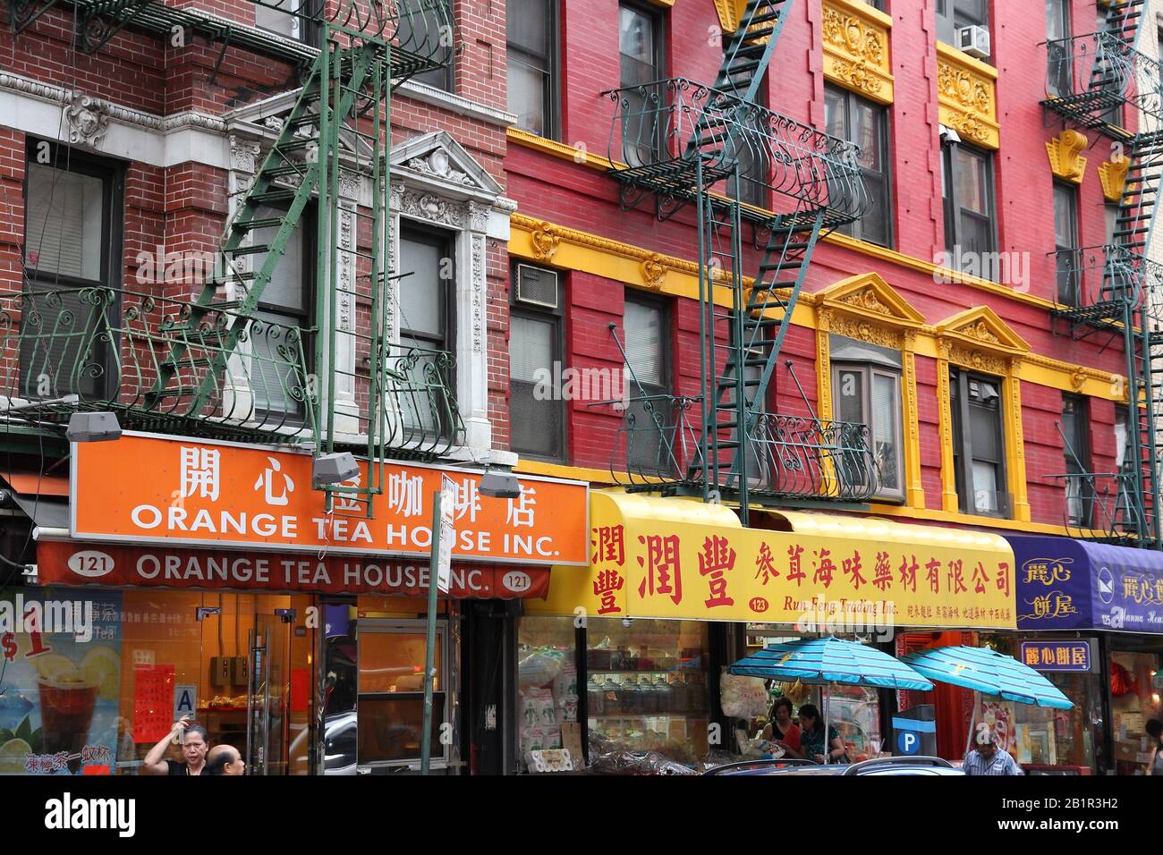 New YORK, USA - 1 LUGLIO 2013: Chinatown a New York. NYC Chinatown ha una popolazione stimata di 100.000 persone ed è una delle più antiche Chinatown outsi Foto Stock
