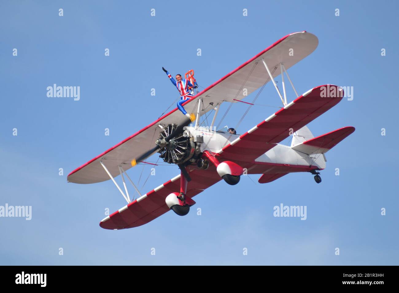 Passeggiata alare sul biplano all'airshow di Southport Foto Stock