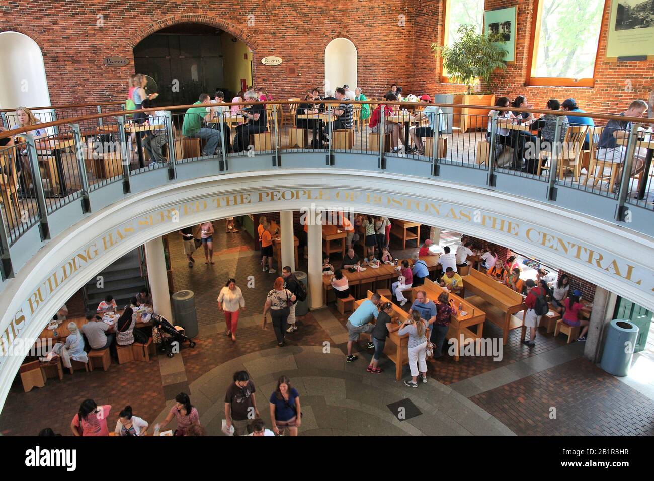 Boston, USA - 9 GIUGNO 2013: La gente visita il mercato di Faneuil Hall a Boston. Faneuil Hall è un mercato dal 1742. Foto Stock