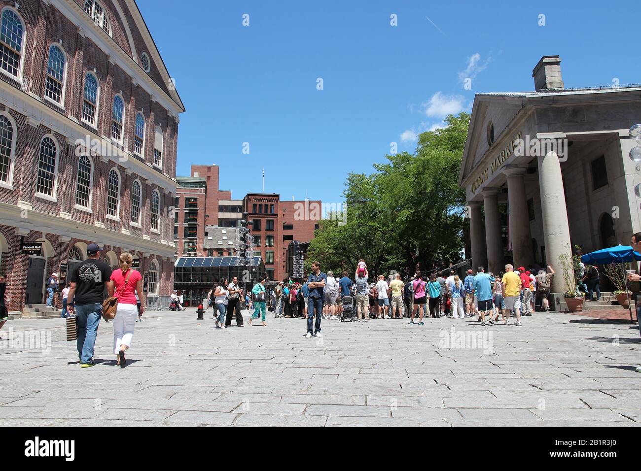 BOSTON, Stati Uniti d'America - 9 giugno 2013: la gente visita il Mercato di Quincy in Boston. Il Mercato di Quincy risale al 1825 ed è un importante destinazione turistica in Boston. Foto Stock