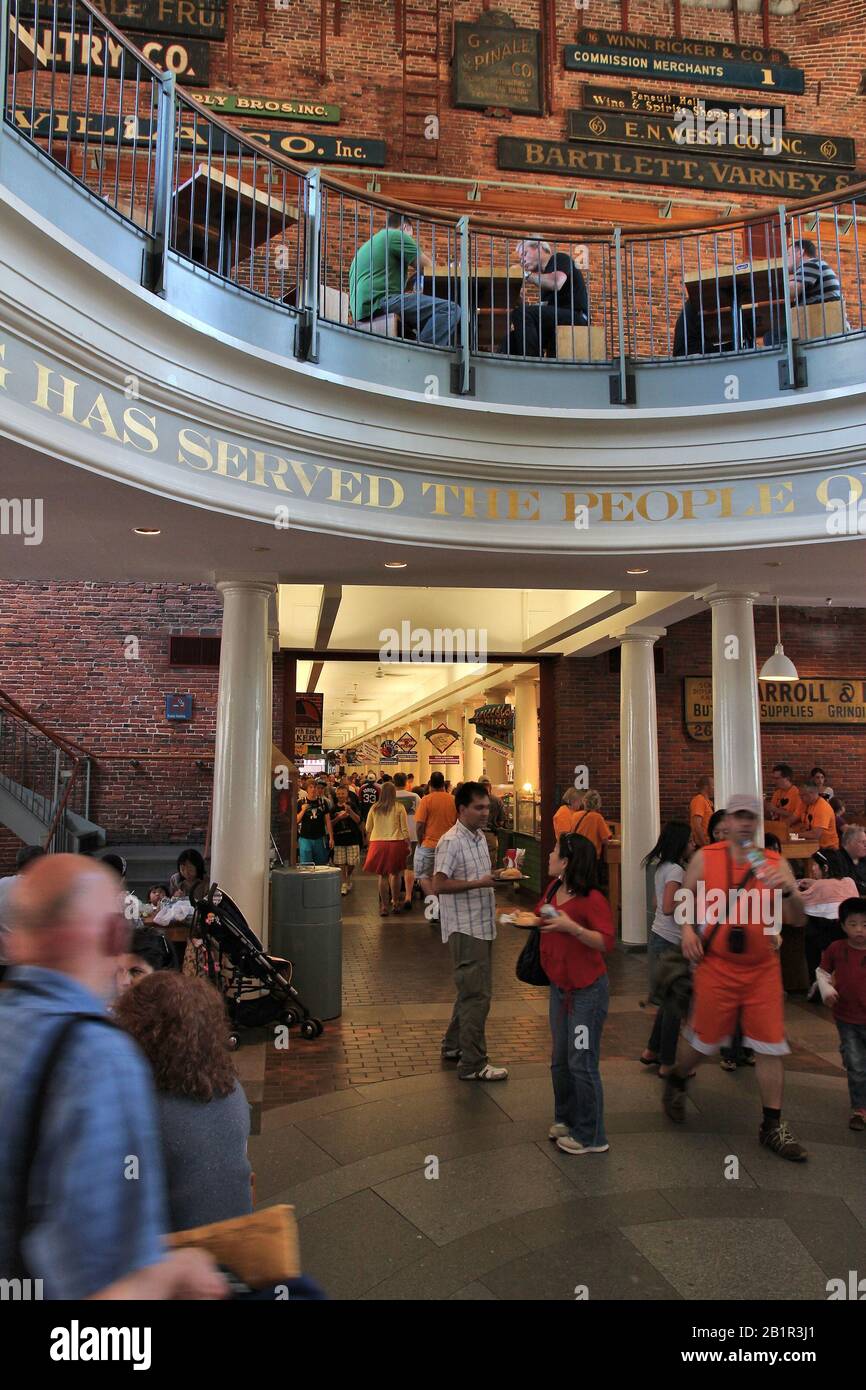 Boston, USA - 9 GIUGNO 2013: La gente visita il mercato di Faneuil Hall a Boston. Faneuil Hall è un mercato dal 1742. Foto Stock