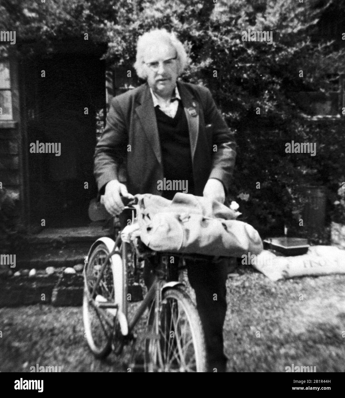 Il postino Peter Collingbourne, dal villaggio di Goring dell'Oxfordshire, è sfuggito al pregiudizio quando una lettera bomba - il 5th nelle ultime 24 ore - è esploso nella sua borsa nel vicino villaggio di Streatley. Collingbourne stava consegnando posta alle case quando la bomba - dentro una lettera o un pacco - esplose all'interno della borsa attaccata alla sua bicicletta. Nessuno è stato ferito. Foto Stock