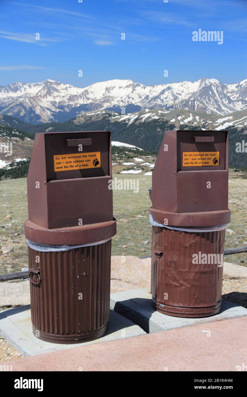 Bidoni dei rifiuti a prova di orso nel Rocky Mountain National Park, Colorado. Misure contro i rifiuti di orso. Foto Stock