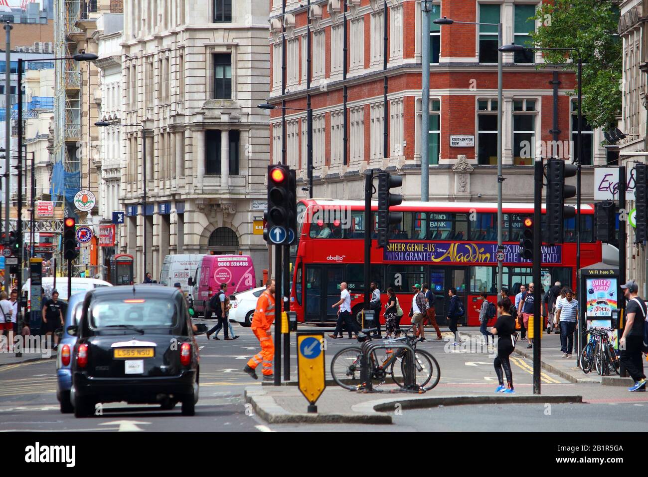 Londra, Regno Unito - 9 LUGLIO 2016: La gente viaggia in autobus a Holborn, Londra. I trasporti per Londra (TFL) effettuano 8.000 autobus su 673 rotte. Foto Stock