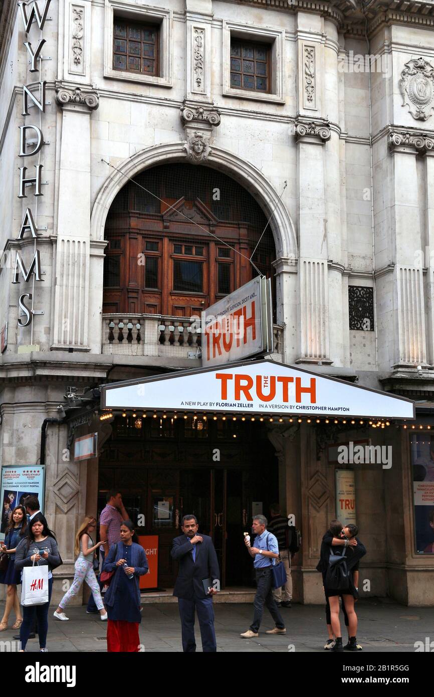 Londra, Regno Unito - 6 LUGLIO 2016: Le persone visitano Wyndham's Theatre a West End, Londra, Regno Unito. I teatri del West End hanno venduto 14,4 milioni di biglietti nel 2013. Foto Stock