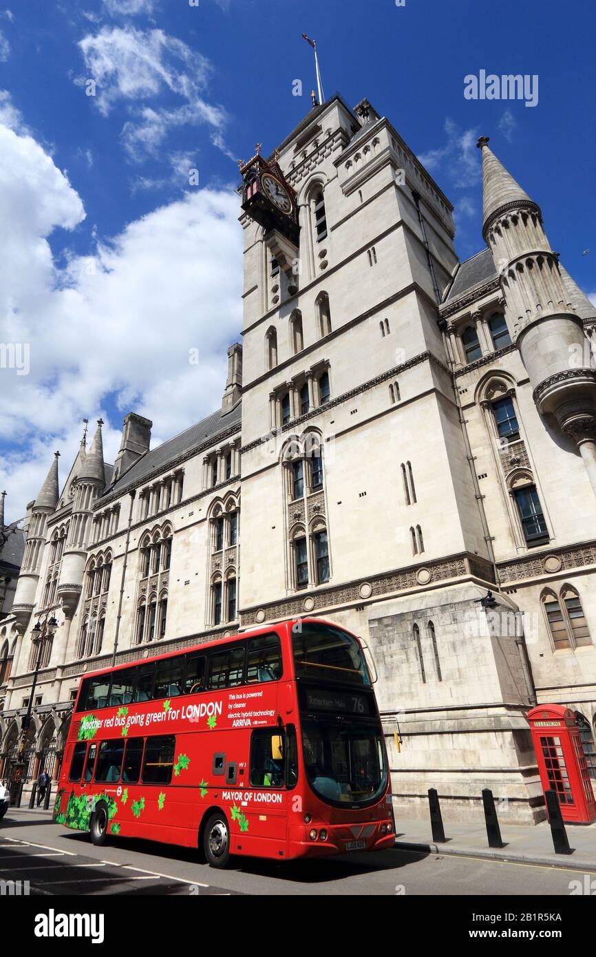 LONDON, Regno Unito - 6 Luglio 2016: la gente ride di un autobus a due piani a The Strand, Londra, Regno Unito. Trasporto per Londra (TFL) opera 8.000 autobus su 673 rotte. Foto Stock