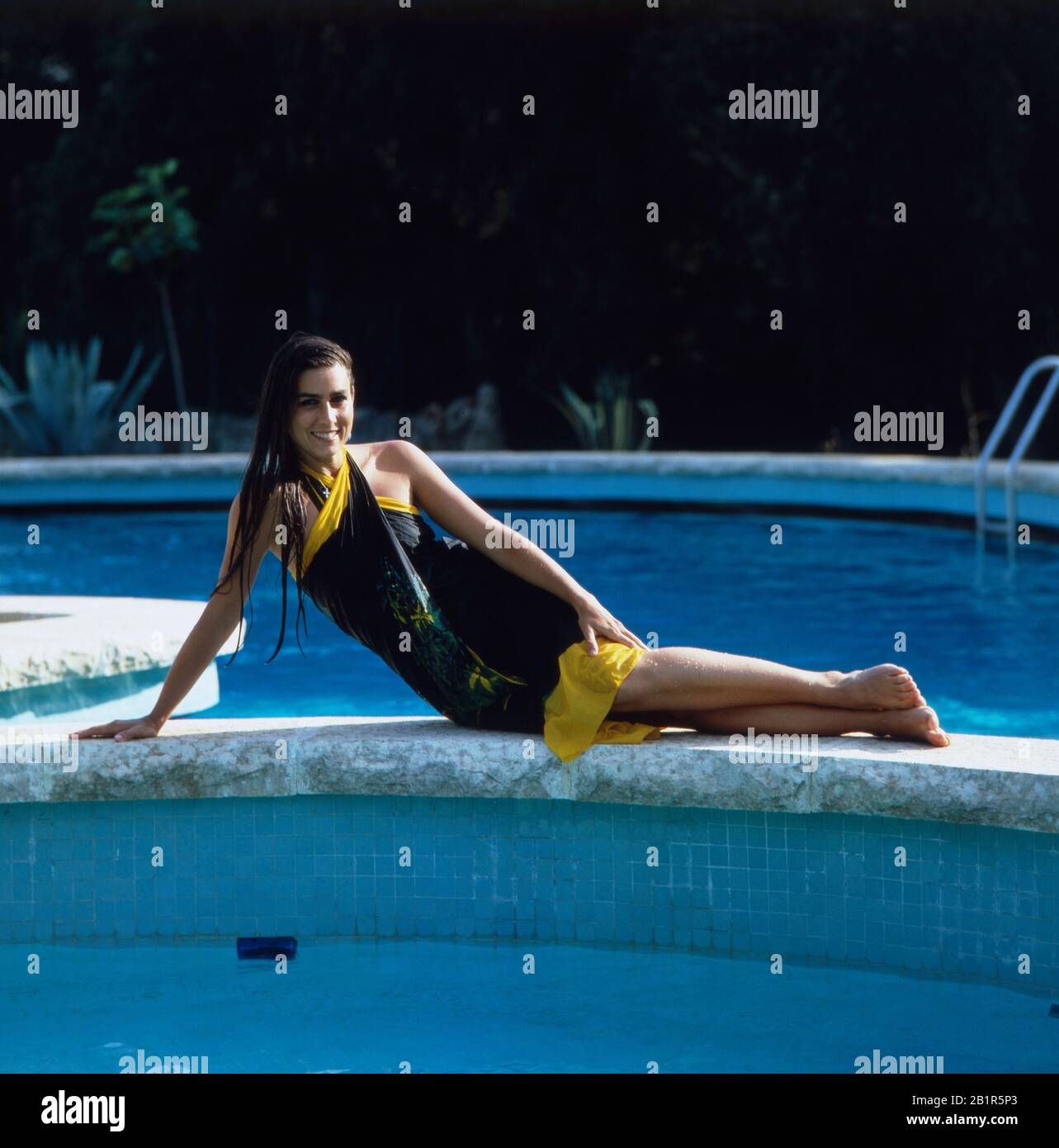 Homestory der italienisch amerikanischen Sängerin und Schauspielerin Romina Power hier Posierend am Pool, Cellino San Marco Italien mitte 1980er Jahre. Home storia della cantante e attrice italo-americana Romina Power qui in posa presso la piscina, Cellino San Marco Italy MID 1980s. Foto Stock