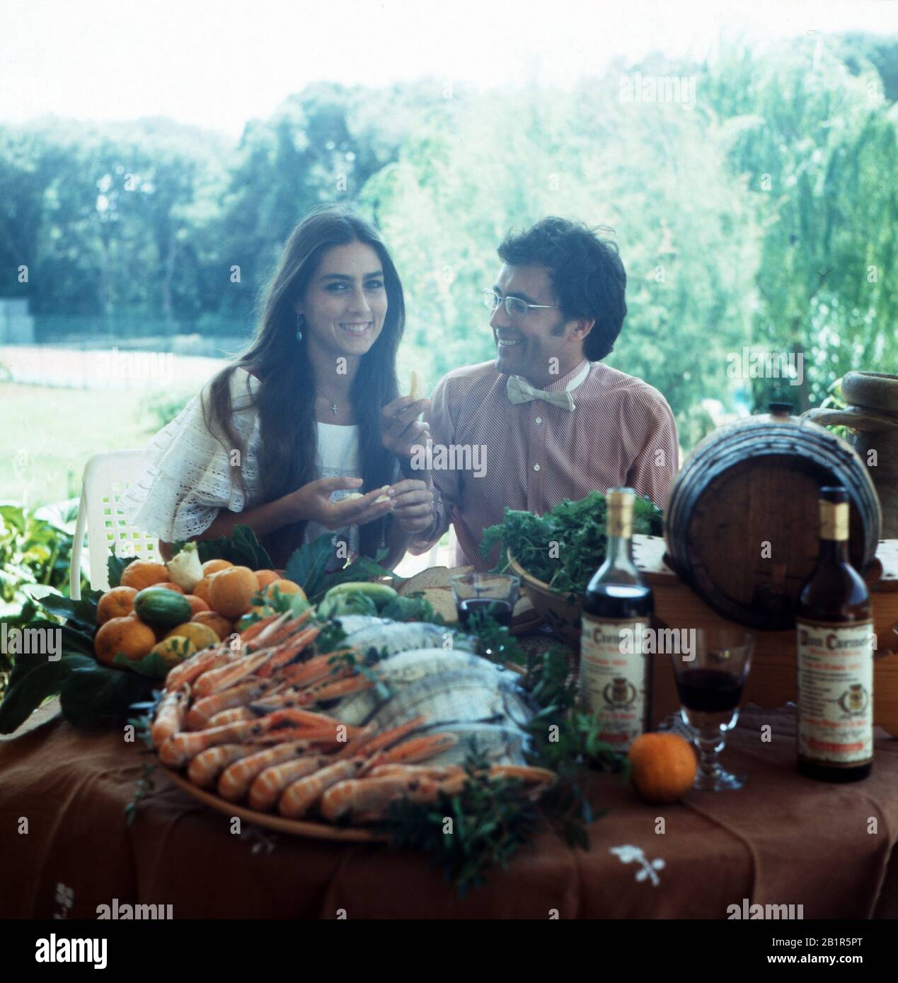 Homerory der italienisch amerikanischen Sängerin und Schauspielerin Romina Power mit Ehemann und Sänger al Bano (Albano) Carrisi beim dekadenten Mittagessen, Italien mitte 1980er Jahre. Homestory della cantante e attrice italo-americana Romina Power con marito e cantante al Bano (Albano) Carrisi ad un pranzo decadente, Italia a metà 1980s. Foto Stock