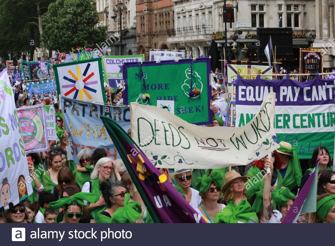 Banner tenuti in aloft da donne a Westminster che hanno partecipato alla sfilata dei 100 anni di suffragio nel 2018 Foto Stock