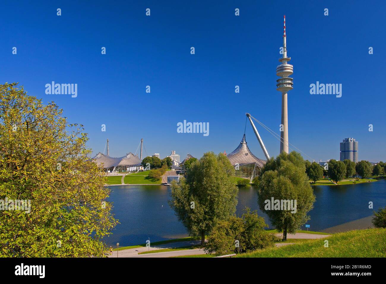 Parco olimpico con tetto a tenda e torre olimpica, Germania, Baviera, Muenchen Foto Stock