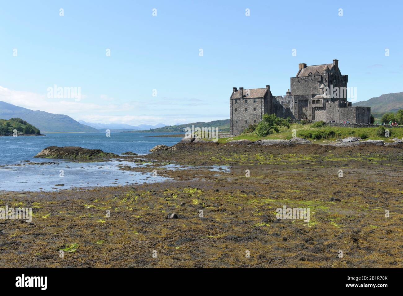 Il castello restaurato, Eilean Donan, vicino a Dornie, con Loch Duich a bassa marea Foto Stock