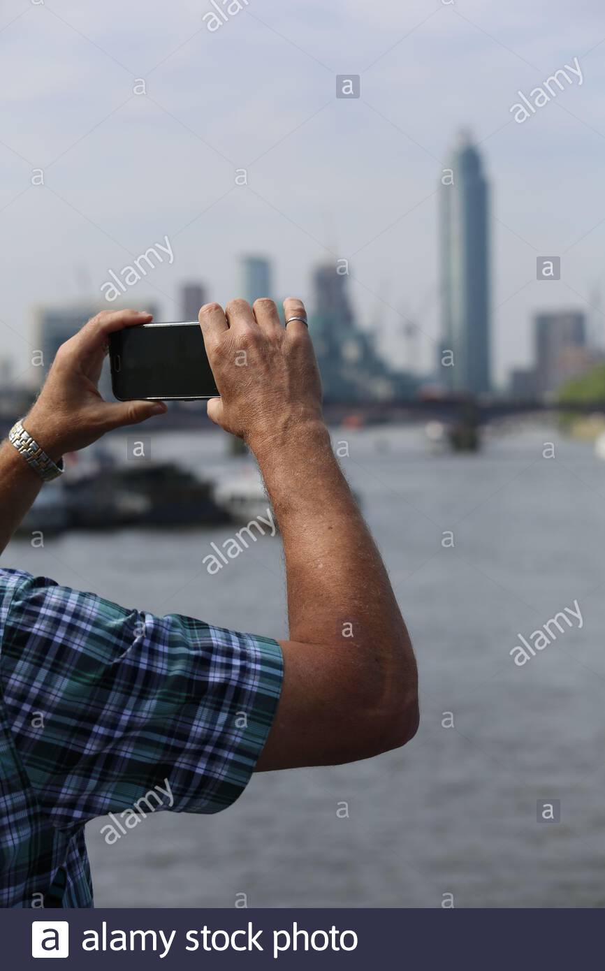 Una persona scatta una fotografia con un iphone Apple a Londra Foto Stock