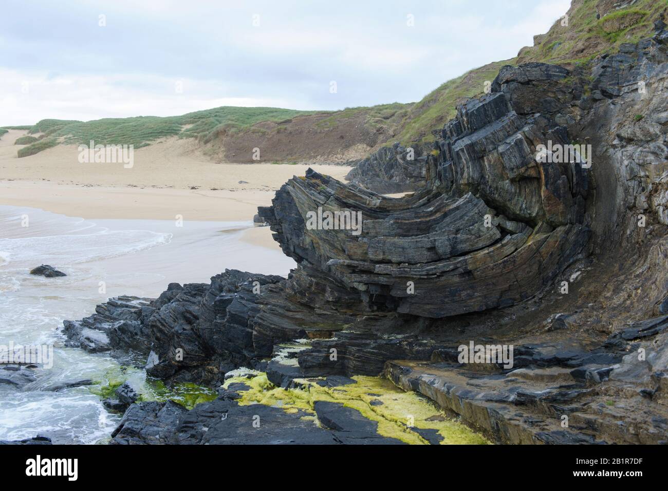 Onde dall'Atlantico che si schiantano sulla spiaggia a Europie, Porto di Ness, Isola di Lewis, Scozia Foto Stock