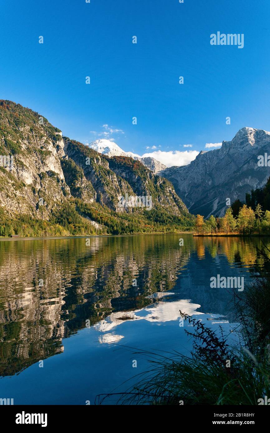 , lago di montagna Almsee e gruppo di montagna Totes Gebirge, Austria, Austria superiore, Salzkammergut, Gruenau Foto Stock