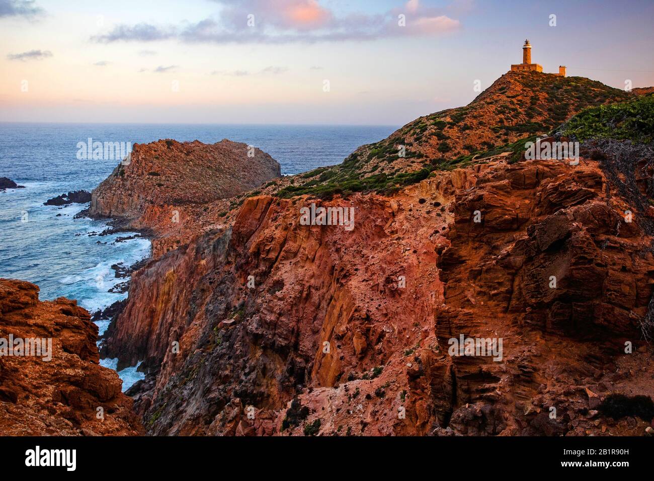 Faro di Capo Sandalo nel punto più occidentale dell'isola di San Pietro, Italia, Sardegna Foto Stock