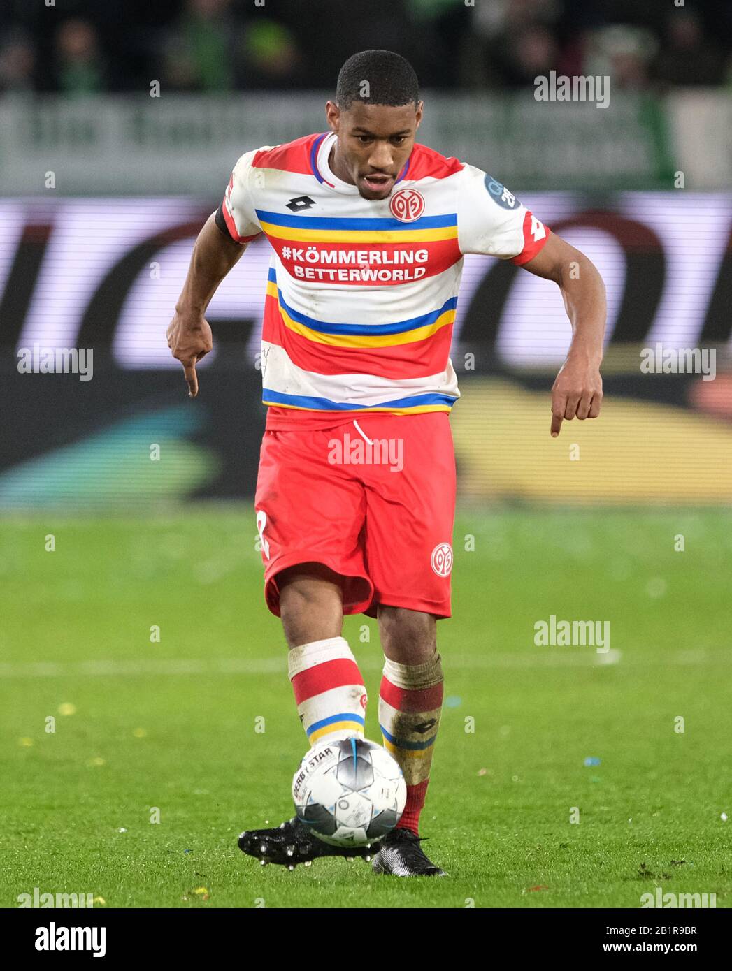 Wolfsburg, Germania. 23rd Feb, 2020. Calcio: Bundesliga, VfL Wolfsburg - FSV Mainz 05, 23rd giornata di incontri nella Volkswagen Arena. Ronael Pierre-Gabriel da Mainz è sulla palla. Credito: Peter Steffen/dpa - NOTA IMPORTANTE: In conformità con le norme del DFL Deutsche Fußball Liga e del DFB Deutscher Fußball-Bund, è vietato sfruttare o sfruttare nello stadio e/o dal gioco fotografato sotto forma di immagini di sequenza e/o serie di foto video-simili./dpa/Alamy Live News Foto Stock